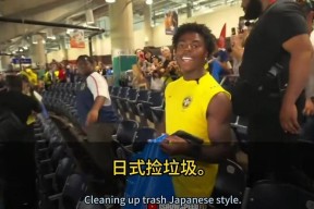 世界杯赛后日本球迷没第一时间捡垃圾甲亢哥提着垃圾袋冲进看台帮忙网友调侃：这次连“保留节目”都被别人演了